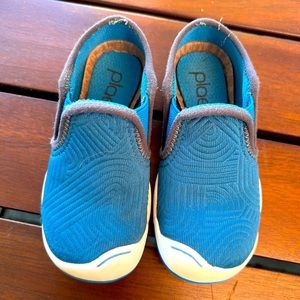 Plae slip on sneaker